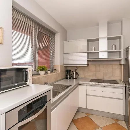 App Sea View In Old Town With Balcony